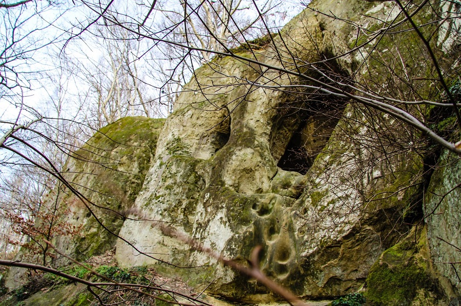 Склепы или убежища гонимых: что таят Богатырские пещеры в Горячем Ключе?