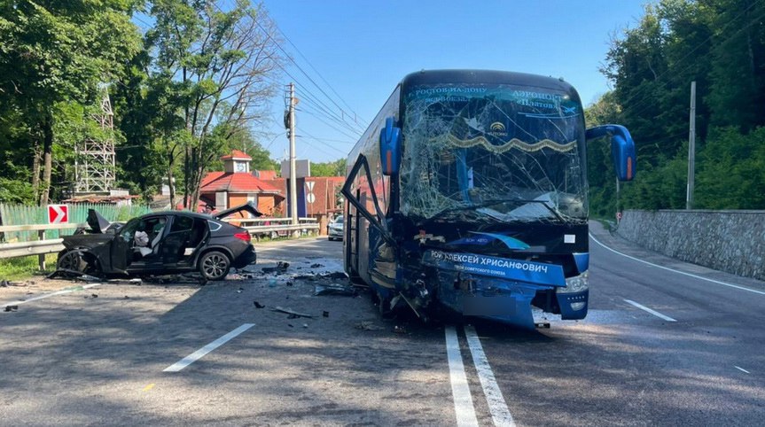 В ДТП с пассажирским автобусом и BMW пострадали пять человек ВИДЕО
