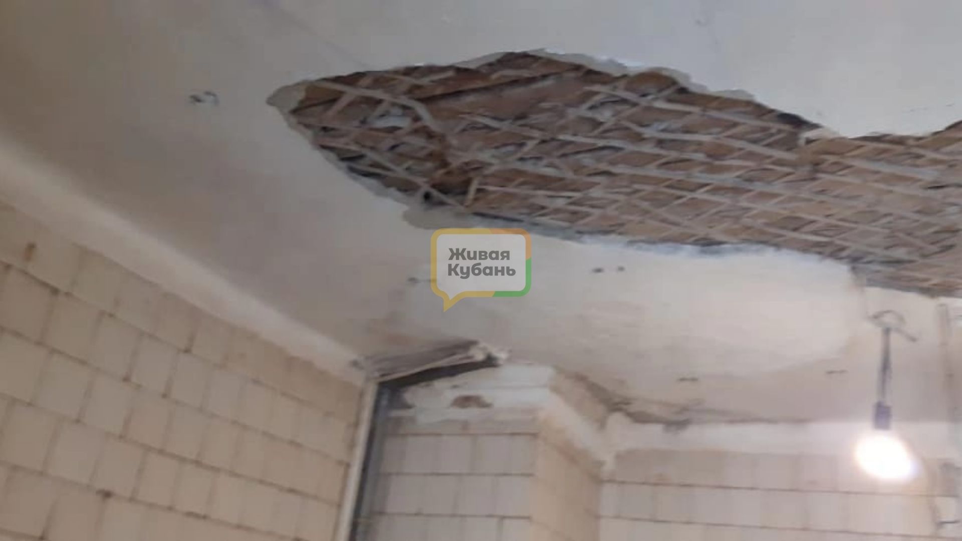 Жители села под Новороссийском 13 лет живут в сгнившем доме