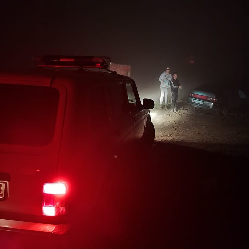 В Новороссийске у озера Неберджай автомобиль увяз в грязи