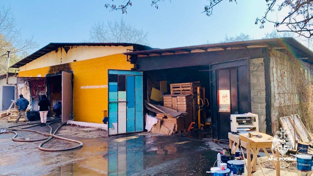 Мощный пожар охватил мебельный цех под Краснодаром