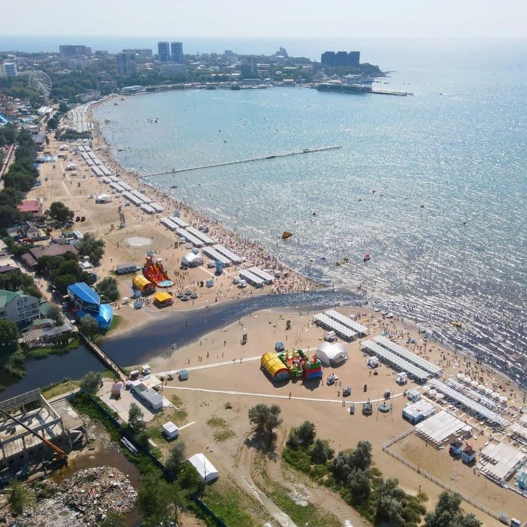 В Анапе в море стекает зловонная жижа, но отдыхающие все равно купаются