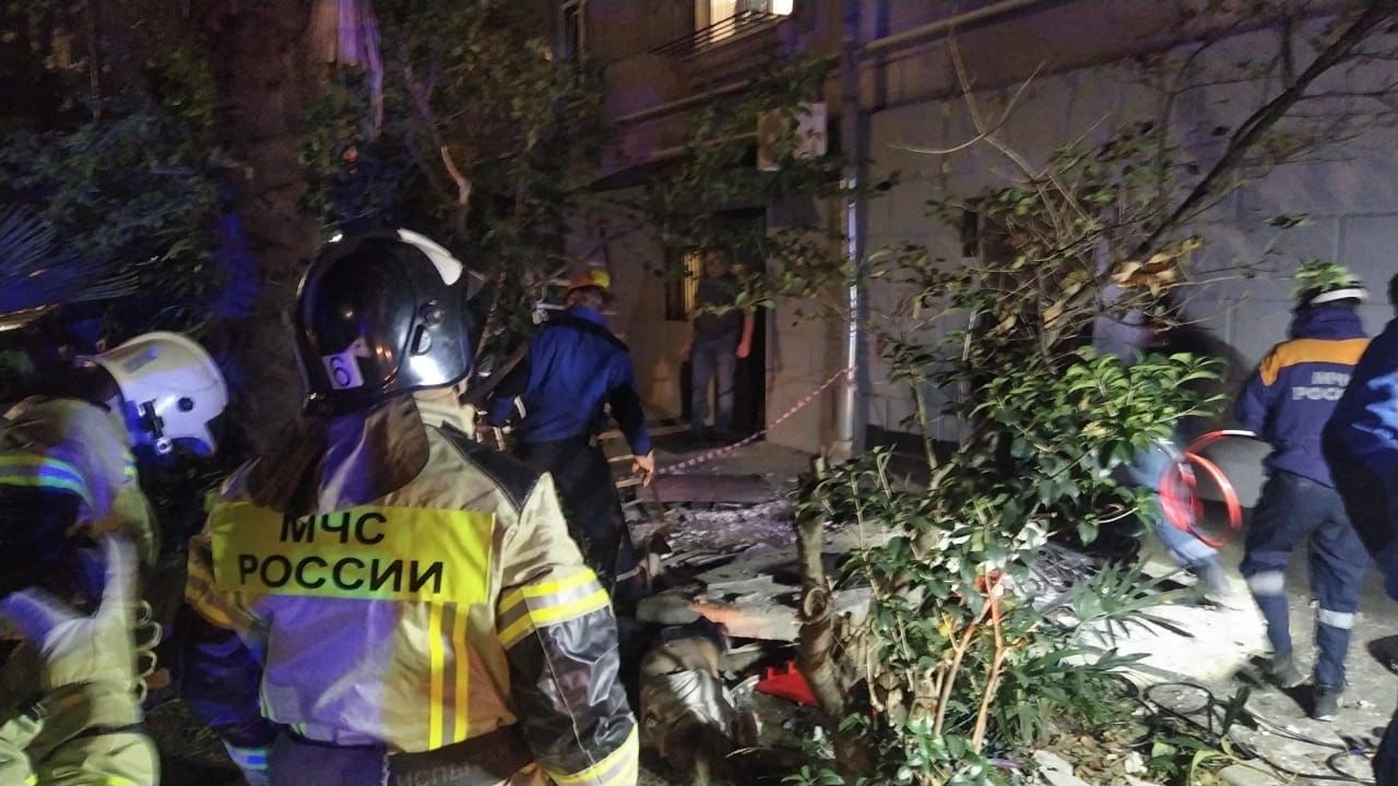 В Сочи обрушился балкон жилого дома, есть пострадавшие