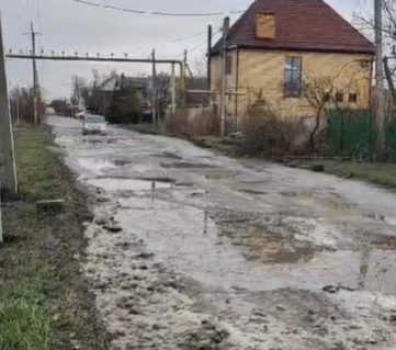 Машины едва пробираются по разбитой дороге