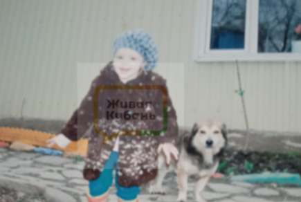Единственное фото дома Татьяны Колыбельниковой. На снимке - ее внучка, которая выросла в этом доме