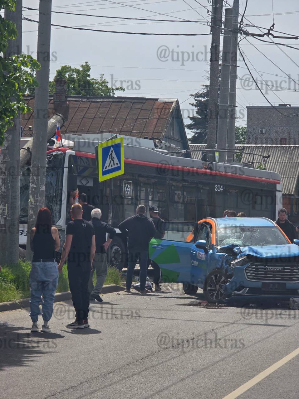 В Краснодаре троллейбус врезался в столб, есть пострадавшие