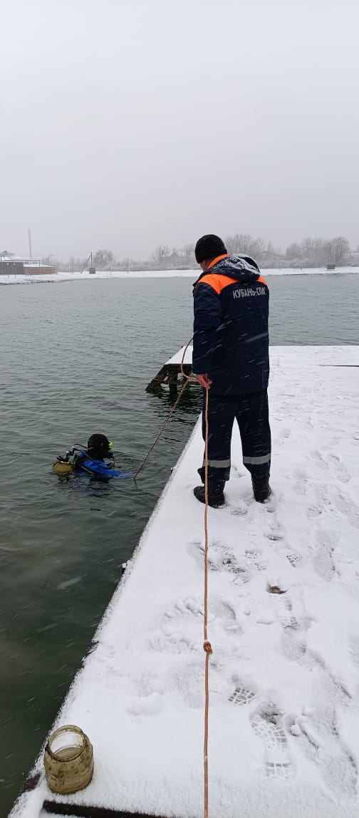 Водолазы обследуют дно водоемов в Краснодарском крае