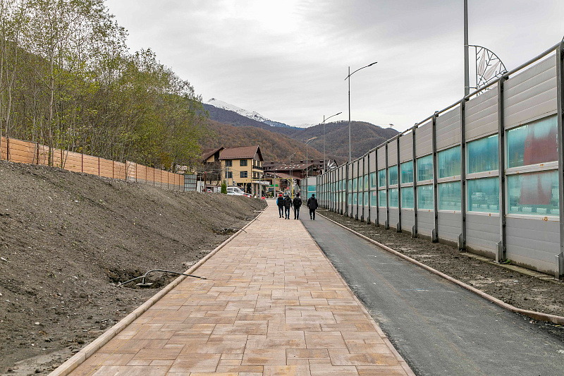 Власти показали процесс строительства нового пешеходного маршрута в горном кластере Сочи