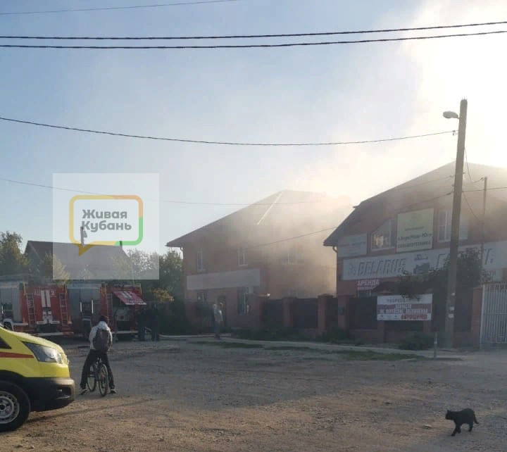 На Западном обходе Краснодара загорелся склад сельскохозяйственной техники