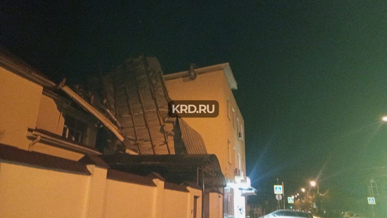 В Краснодаре с многоквартирного дома и гостиницы ветром сорвало крыши