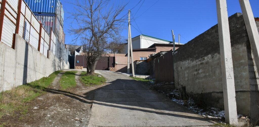 Уютная Колония: на улице Новороссийска люди живут в полуразрушенных домах