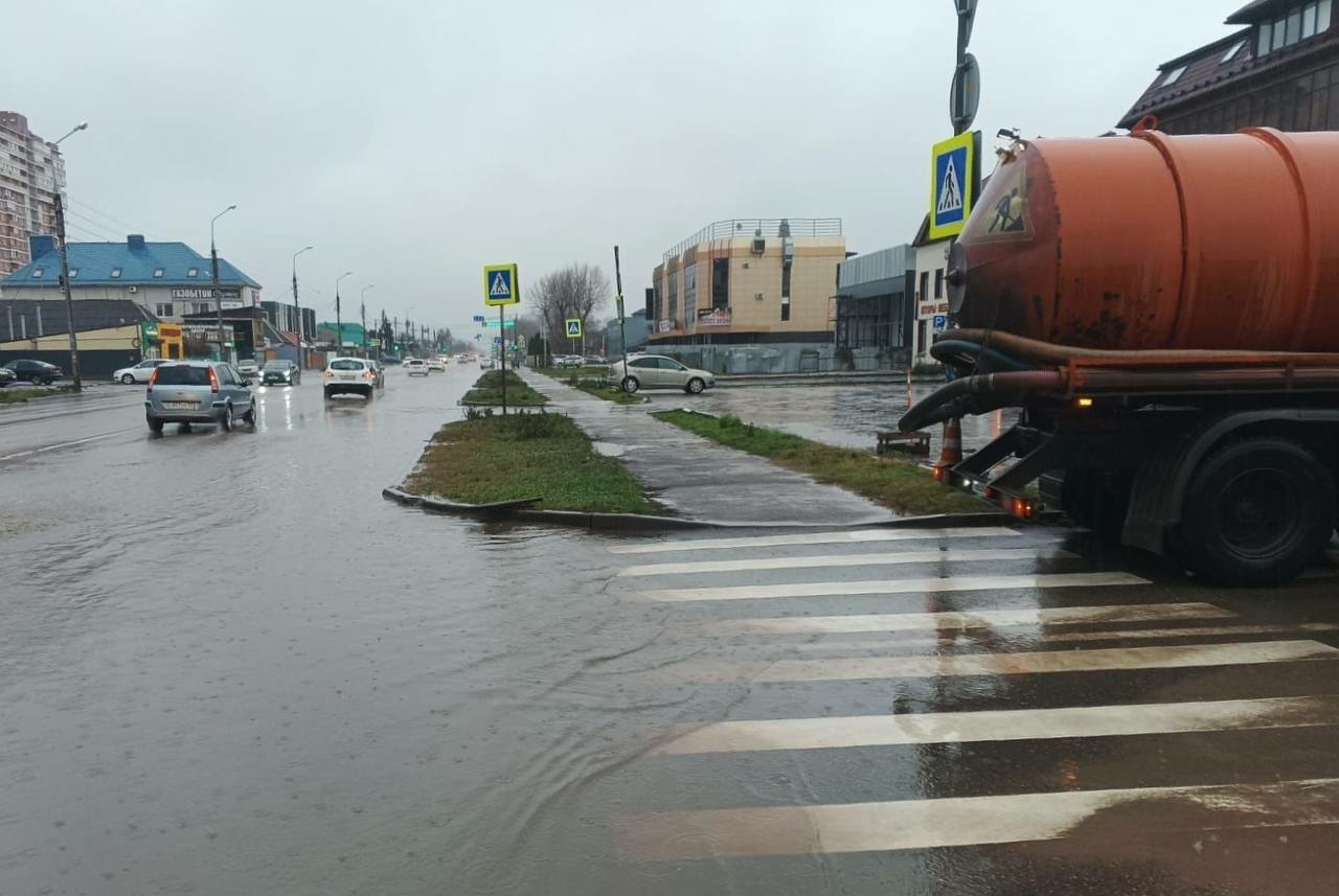 Краснодар опять поплыл: на восьми улицах работает спецтехника