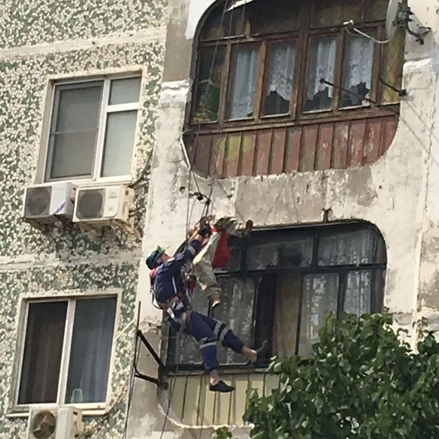 Житель Новороссийска упал с пятиэтажки, но запутался в бельевой веревке