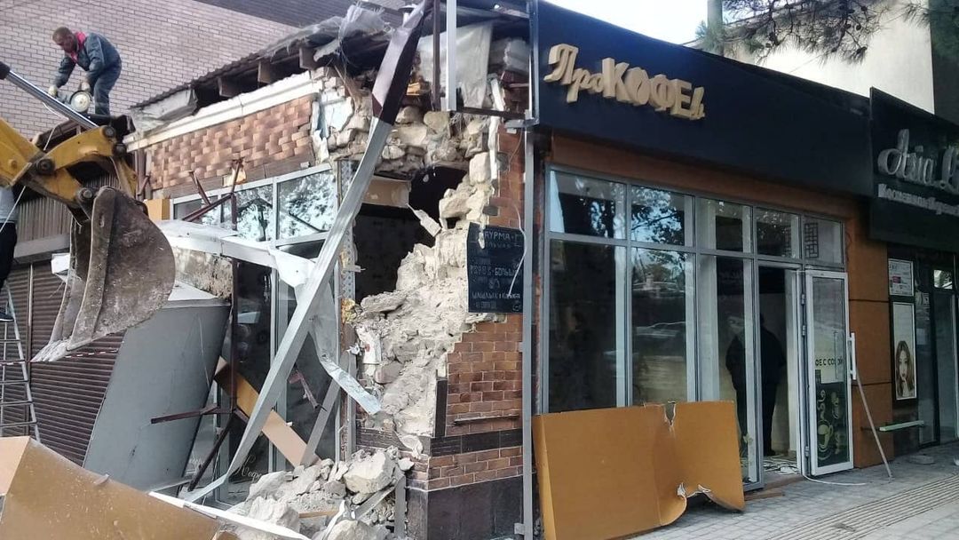 В Анапе сносят очередную незаконную кофейню