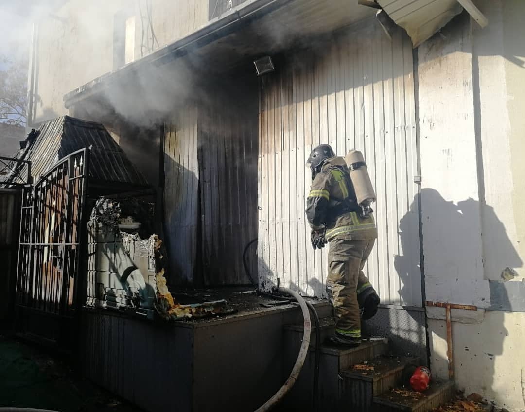 В Анапе сгорели склады магазина ВИДЕО