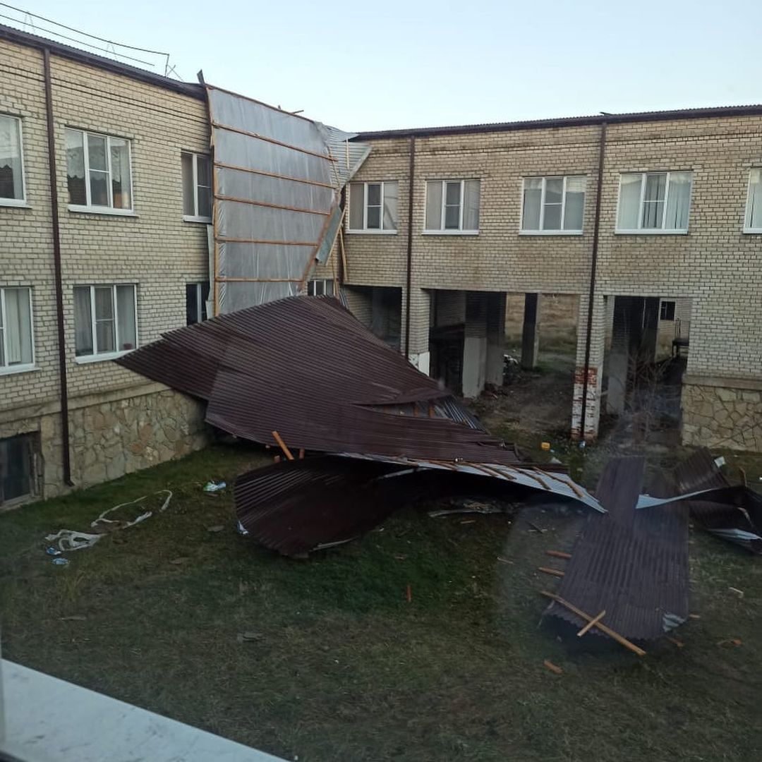 В Краснодарском крае сорвало крыши со школы и спорткомплекса ВИДЕО