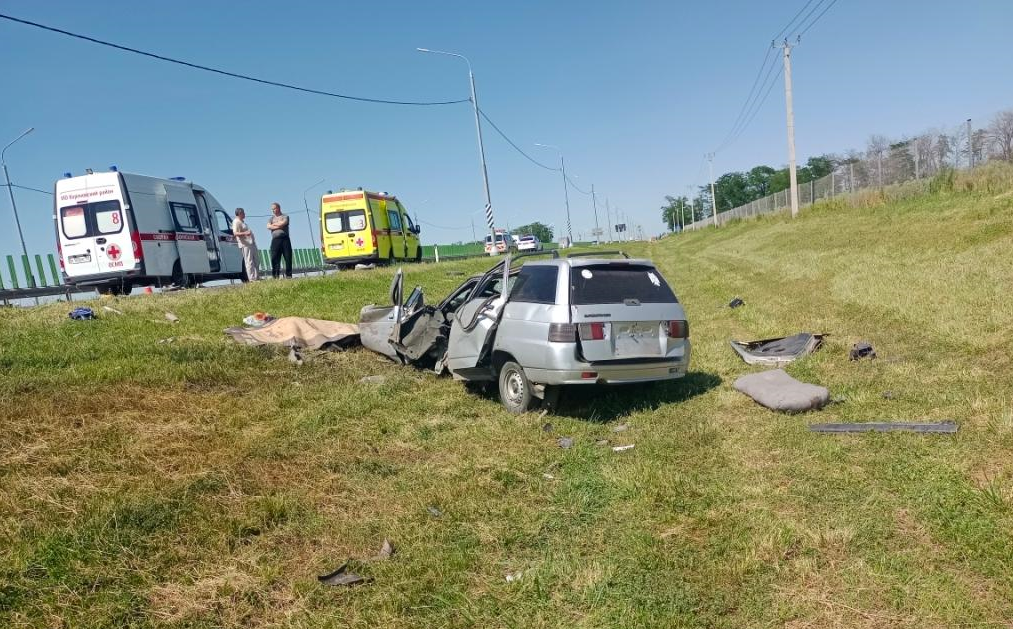 На Кубани водитель «ВАЗа» без прав врезался в столб и погиб