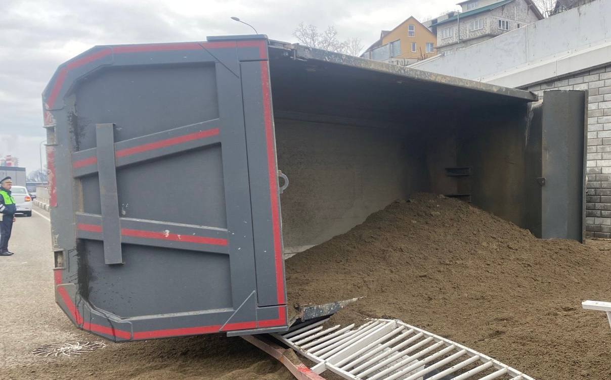 В Сочи на оживленной дороге перевернулся груженый самосвал