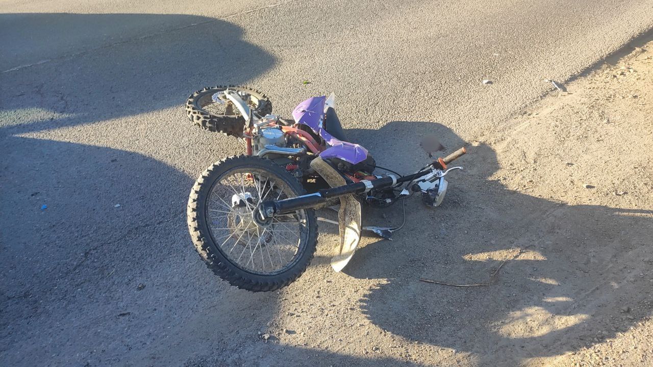 На Кубани два 15-летних парня попали в аварию, катаясь на питбайке