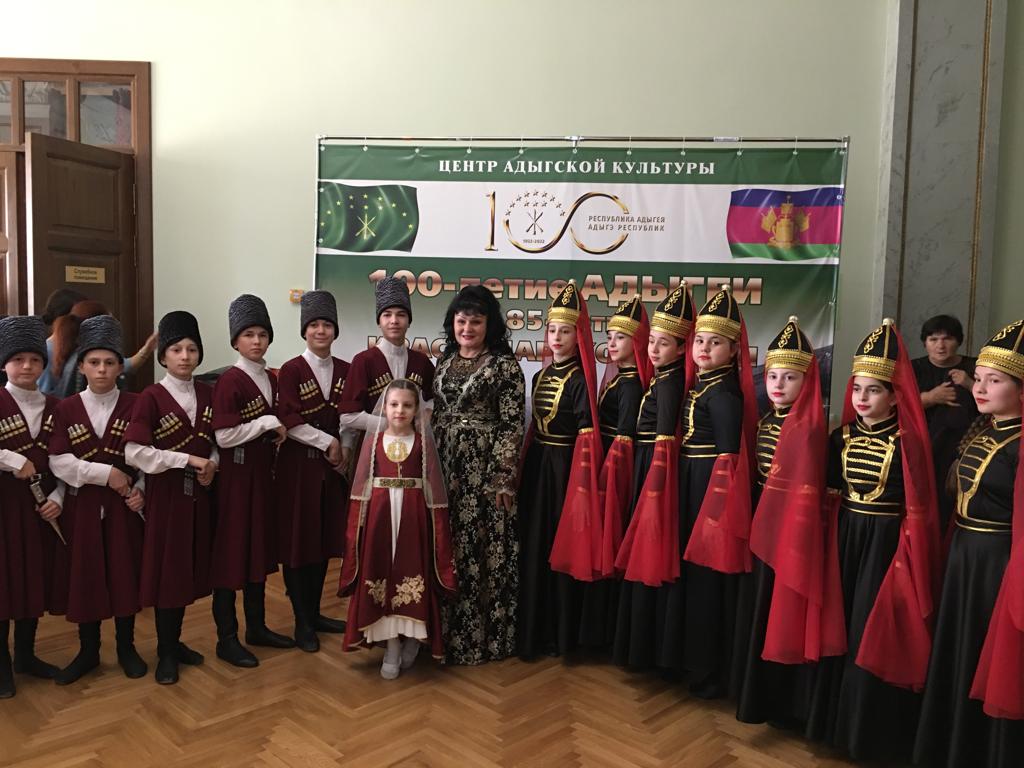 В Краснодаре отметили 100-летие государственности Адыгеи