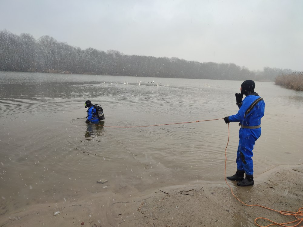 Водолазы обследуют дно водоемов в Краснодарском крае