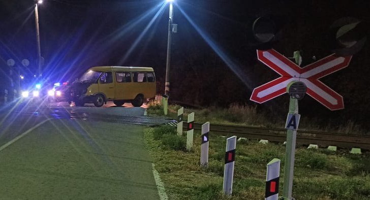 Под Краснодаром «Газель» залетела под пассажирский поезд 