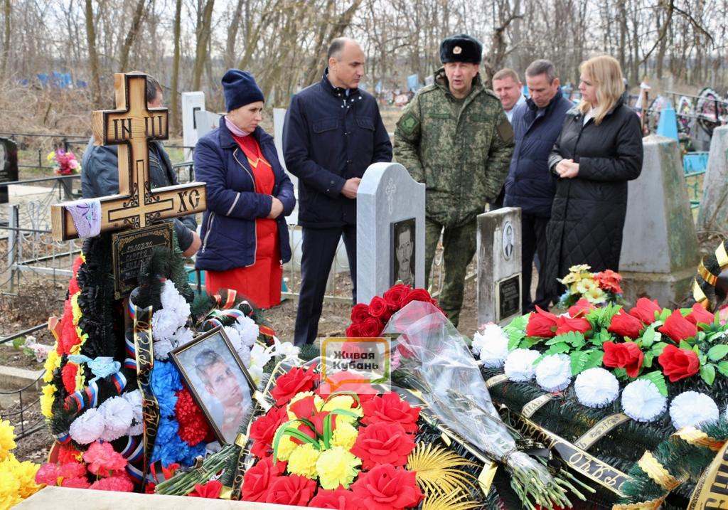 Помощник депутата ЗСК Кубани цинично пропиарилась на памяти погибшего в СВО