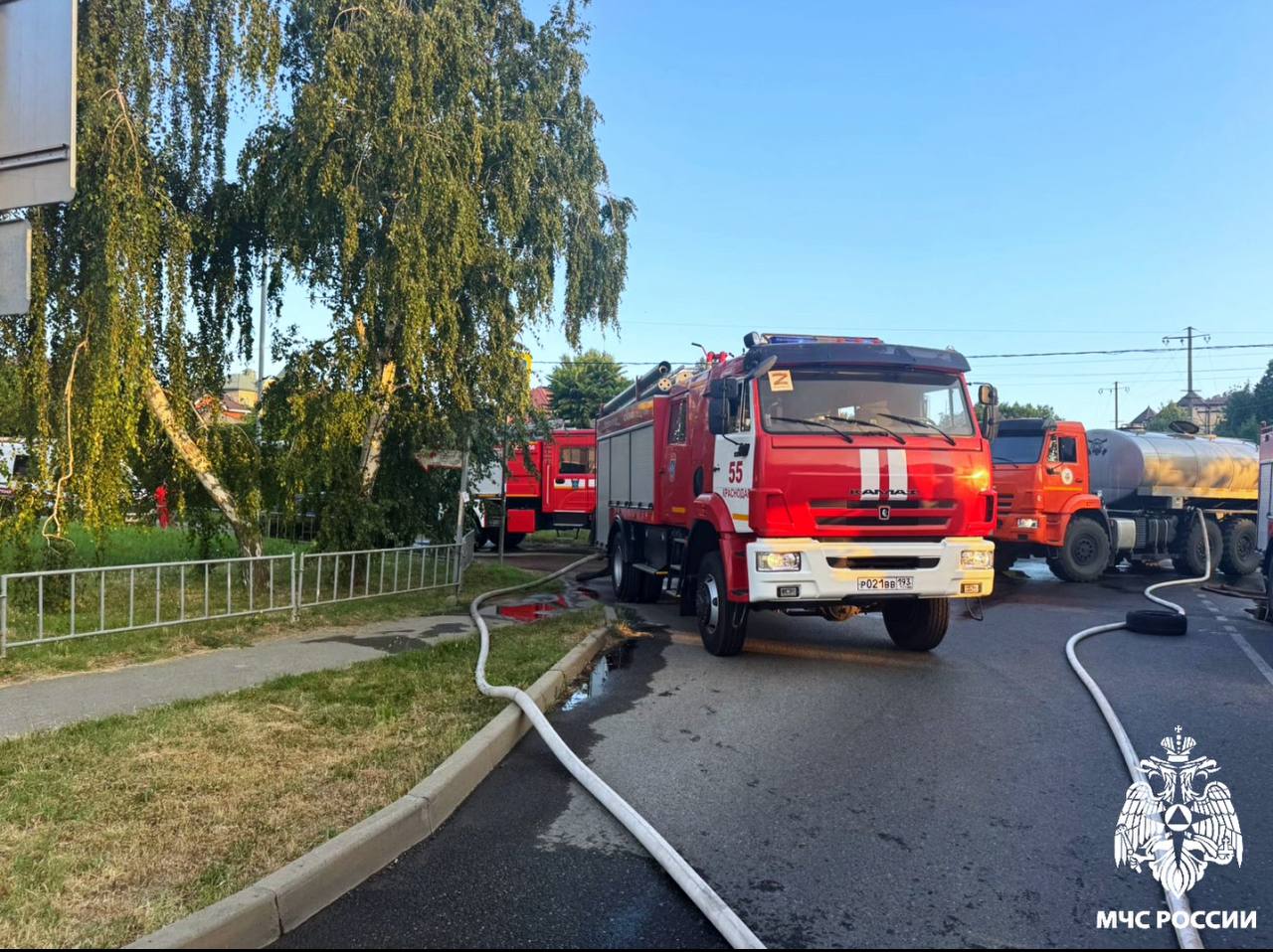 В Краснодаре двухэтажный магазин шин загорелся в Пашковке