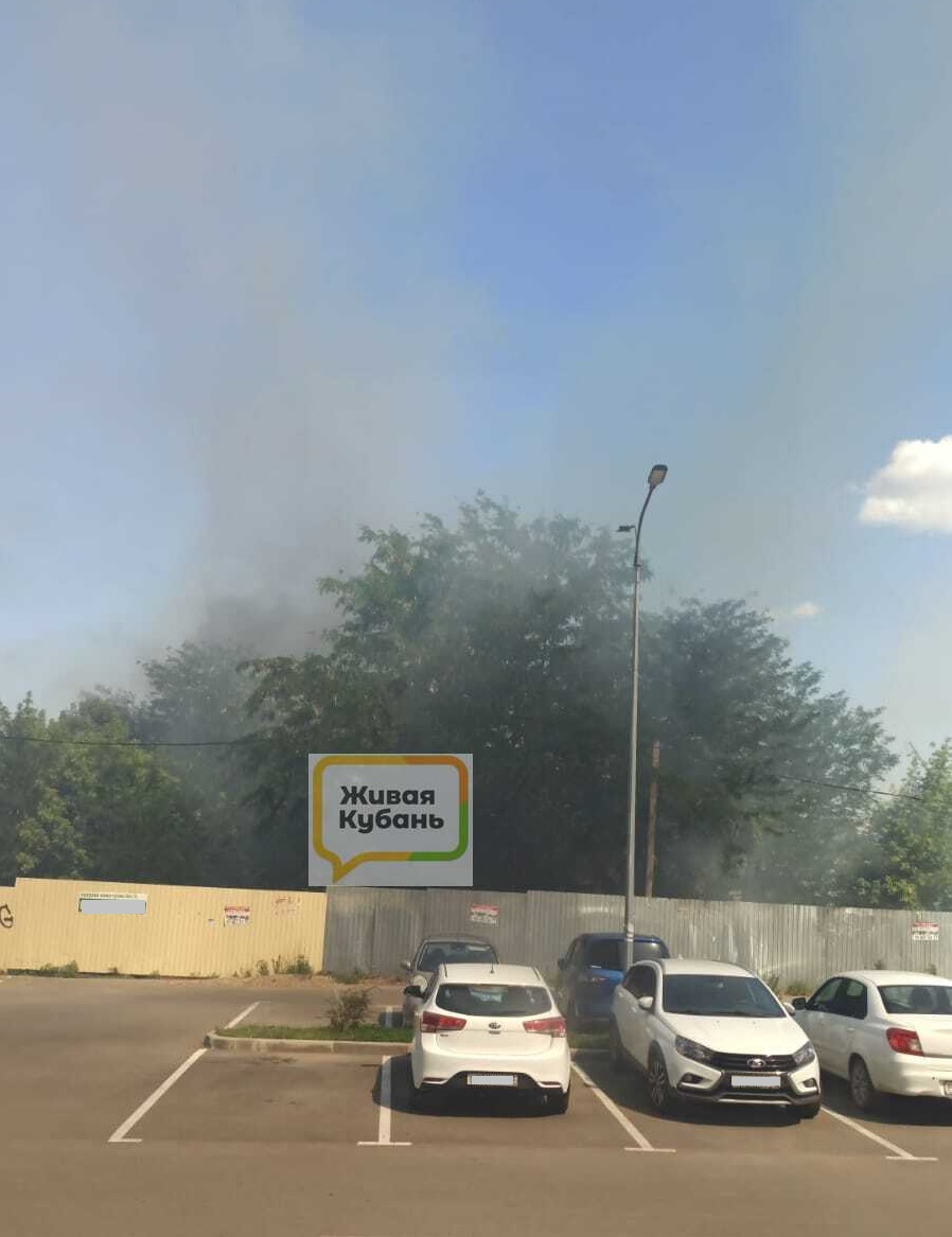 На Западном обходе Краснодара горел мусор около новостроек ВИДЕО