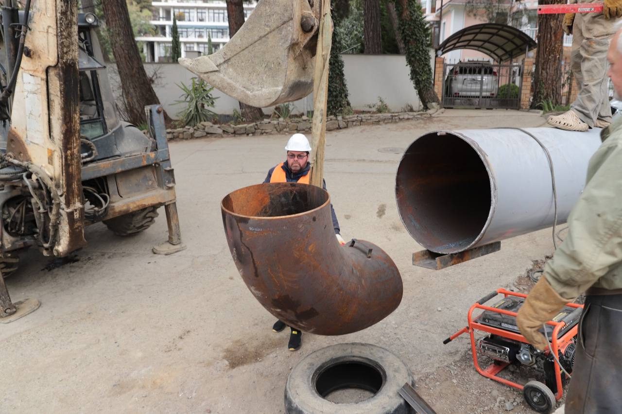 В Сочи в результате схода оползня и незаконного отвала грунта поврежден коллектор водоснабжения 
