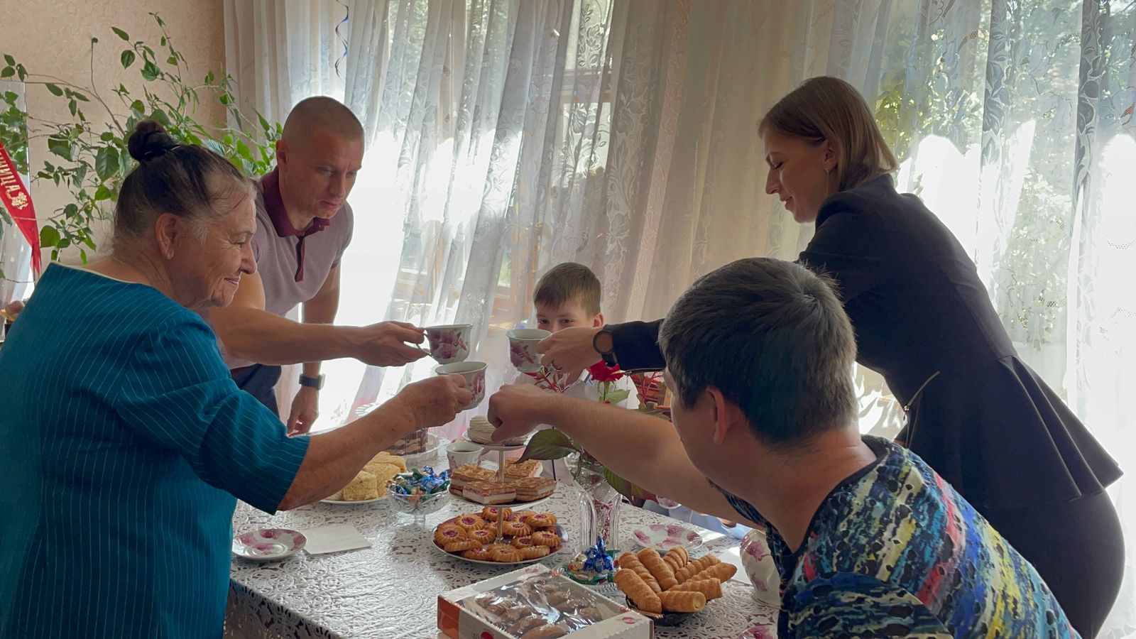 В преддверии праздника: депутат городской Думы Краснодара Андрей Анашкин посетил семьи своих избирателей