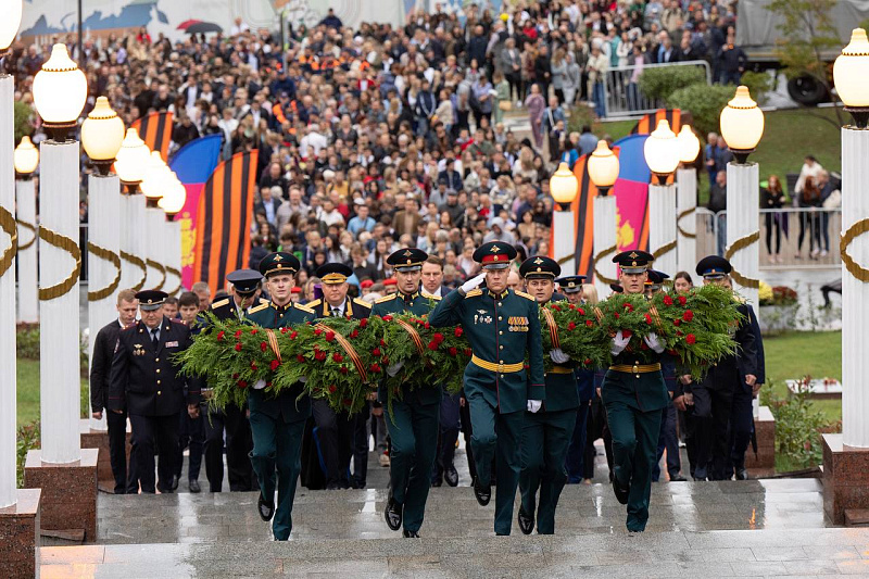 Четыре тысячи жителей пришли сегодня в Сочи на Аллею маршалов
