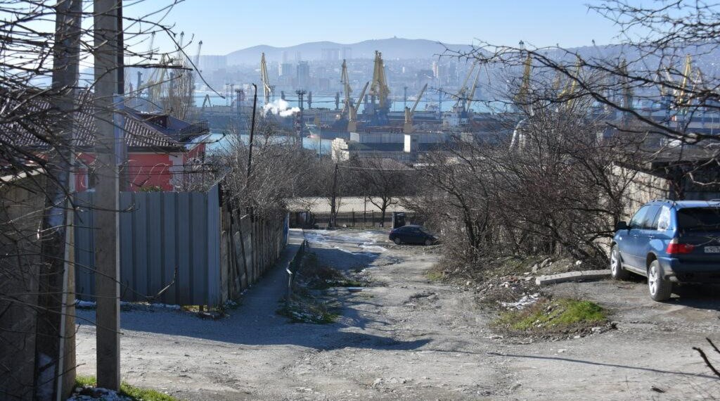 Уютная Колония: на улице Новороссийска люди живут в полуразрушенных домах