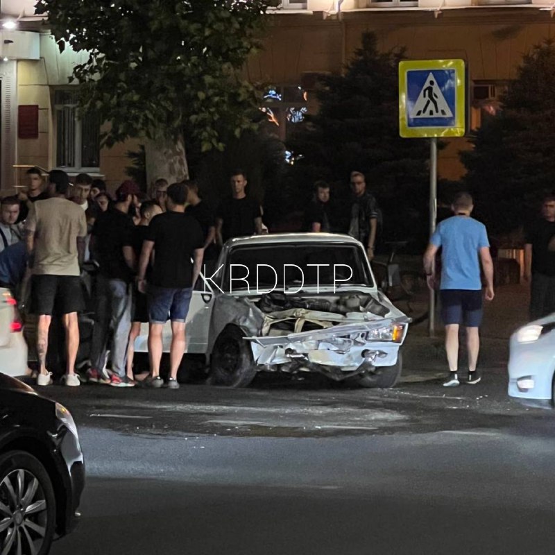 Микроавтобус протаранил пикап в центре Краснодара ВИДЕО