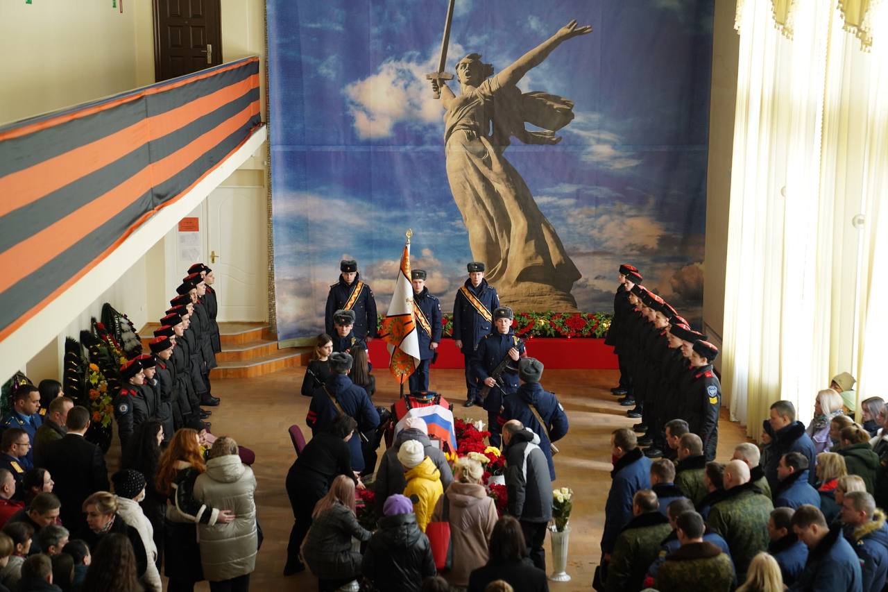 В Приморско-Ахтарске простились погибшим с летчиком