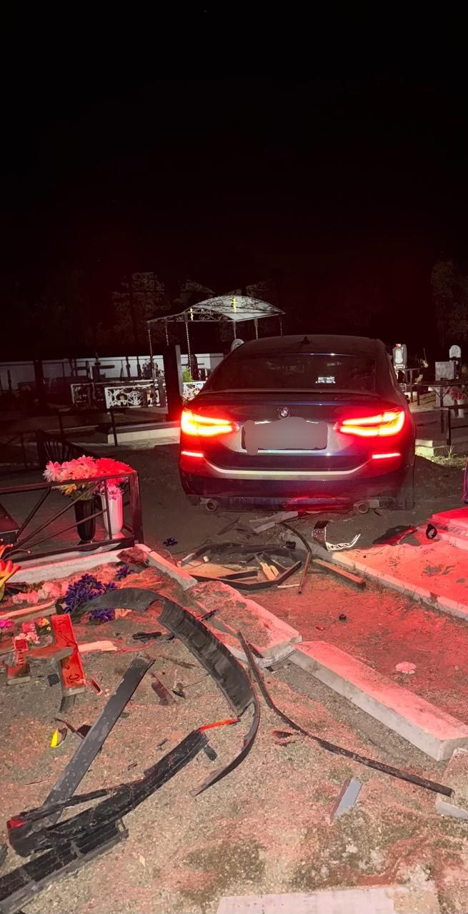 Заехала на кладбище на BMW и повредила могилы 22-летняя жительница Краснодара