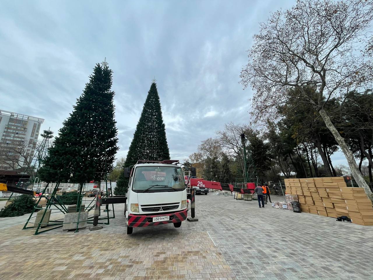 В Анапе показали, как украшают Театральную площадь к Новому году