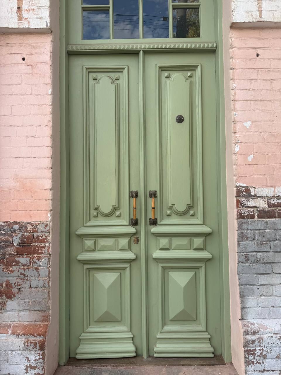 дверь покрашенная