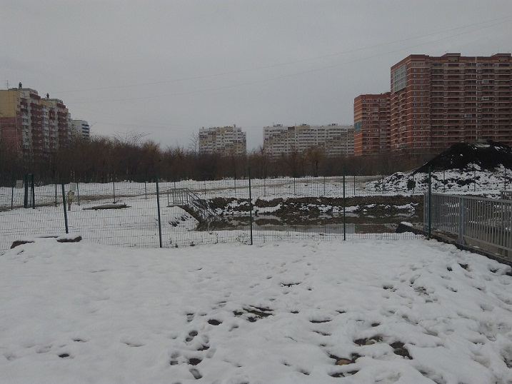 На месте перспективной зеленой зоны в Краснодаре разливаются фекалии