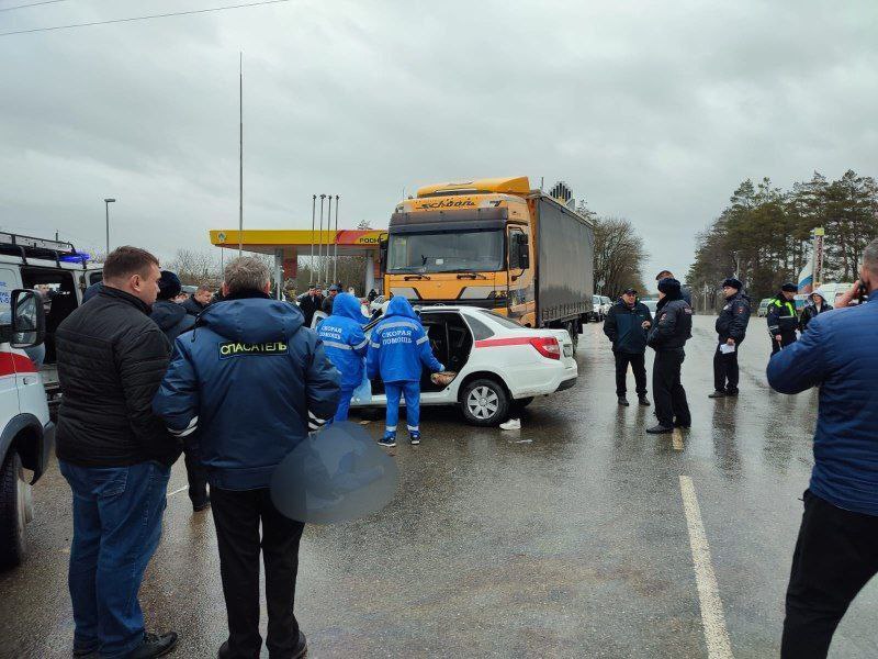В Краснодарском крае грузовик расплющил машину скорой помощи, два человека погибли, трое - госпитализированы