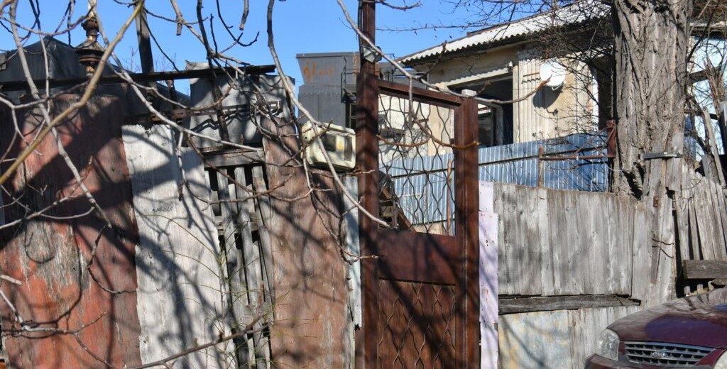 Уютная Колония: на улице Новороссийска люди живут в полуразрушенных домах