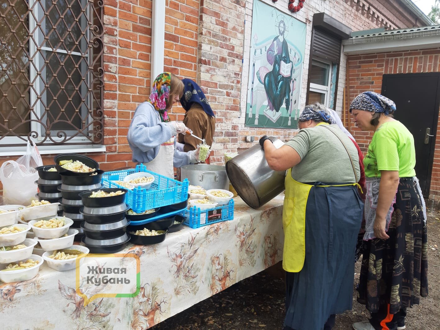Едят дрожащими руками: в Краснодаре волонтеры кормят голодных, обездоленных людей