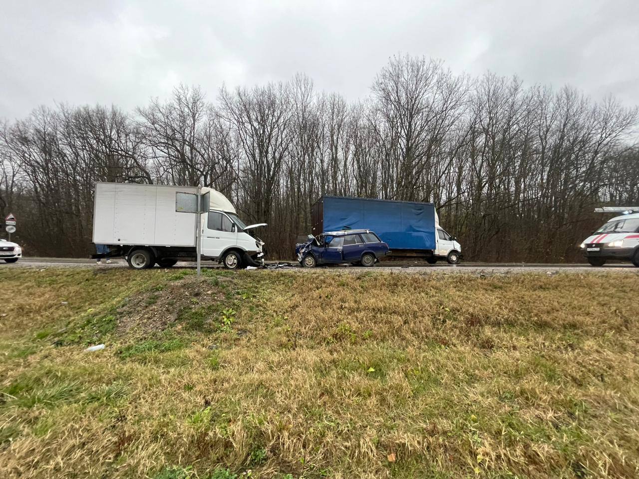 На Кубани в ДТП с двумя фургонами погибла женщина