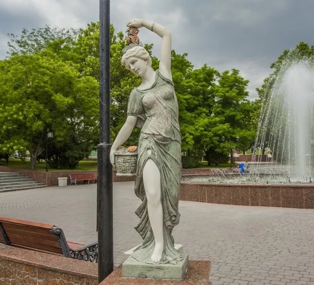 В Новороссийске расчленили статую девушки с фруктами