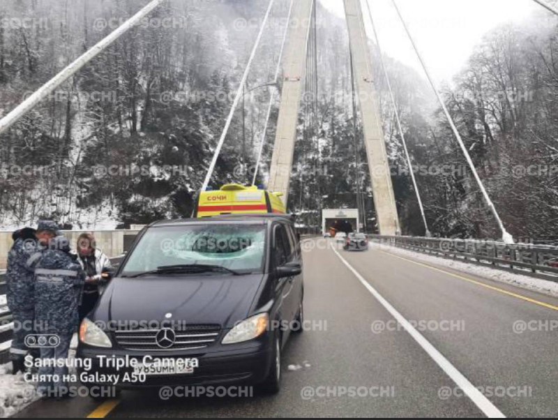 В Сочи огромная сосулька сорвалась с моста и чуть не убила водителя