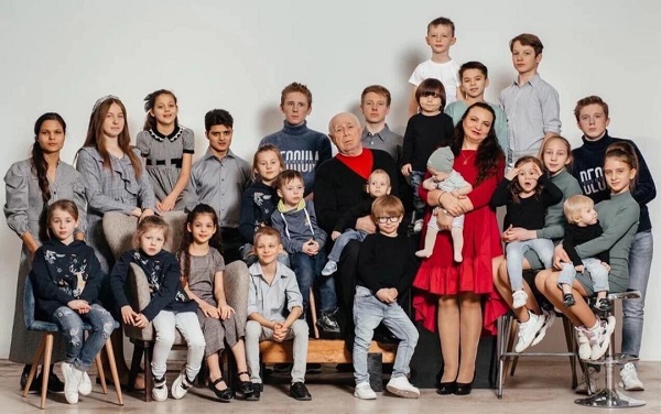 Супермама: жительнице Краснодара, воспитывающей 26 детей, присвоят звание героини