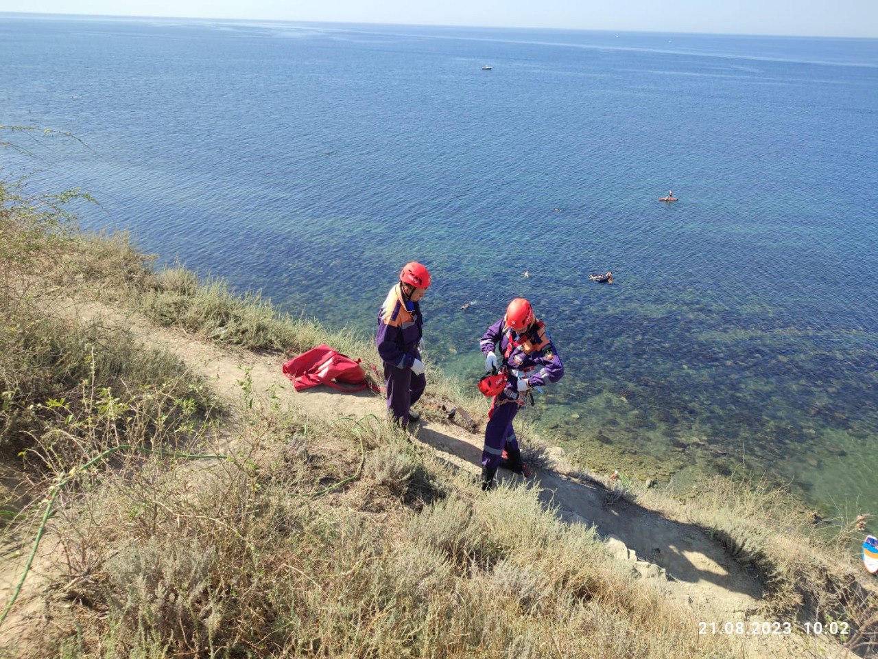 В Анапе туристка сорвалась с горы и повисла над морем