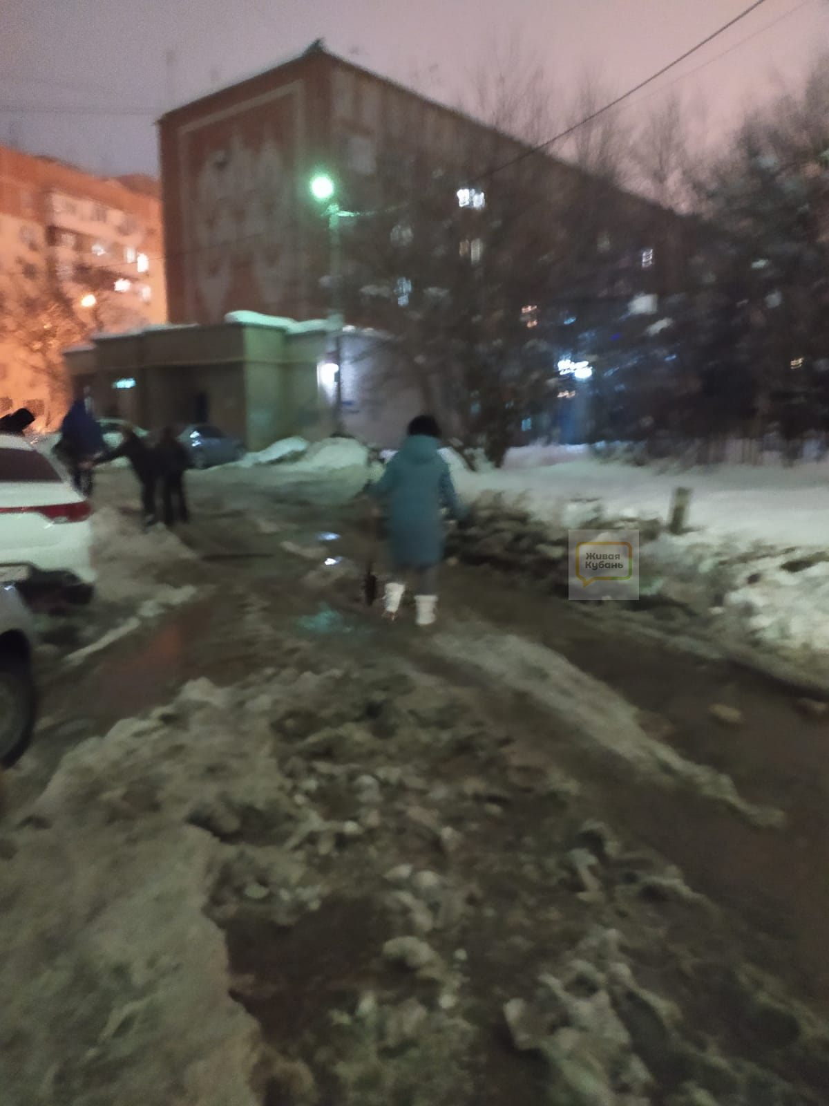 Жители Краснодара расчистили единственный проезд к больнице, не дождавшись помощи