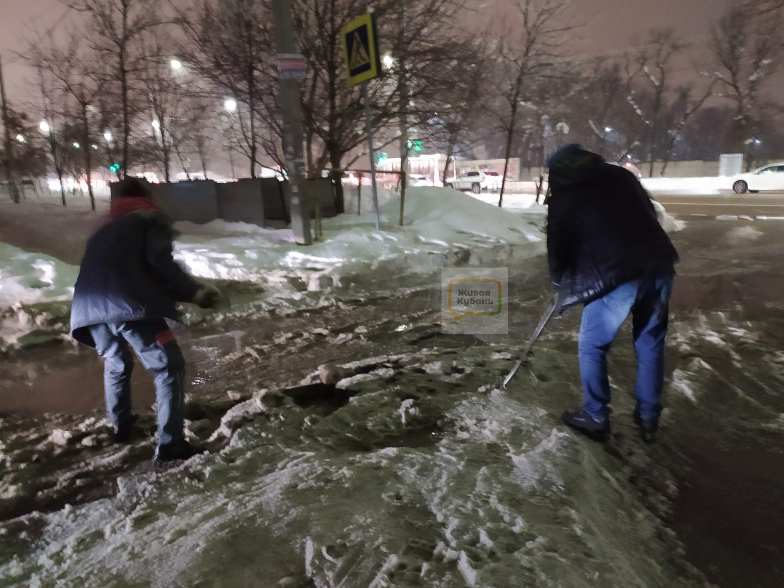 Жители Краснодара расчистили единственный проезд к больнице, не дождавшись помощи