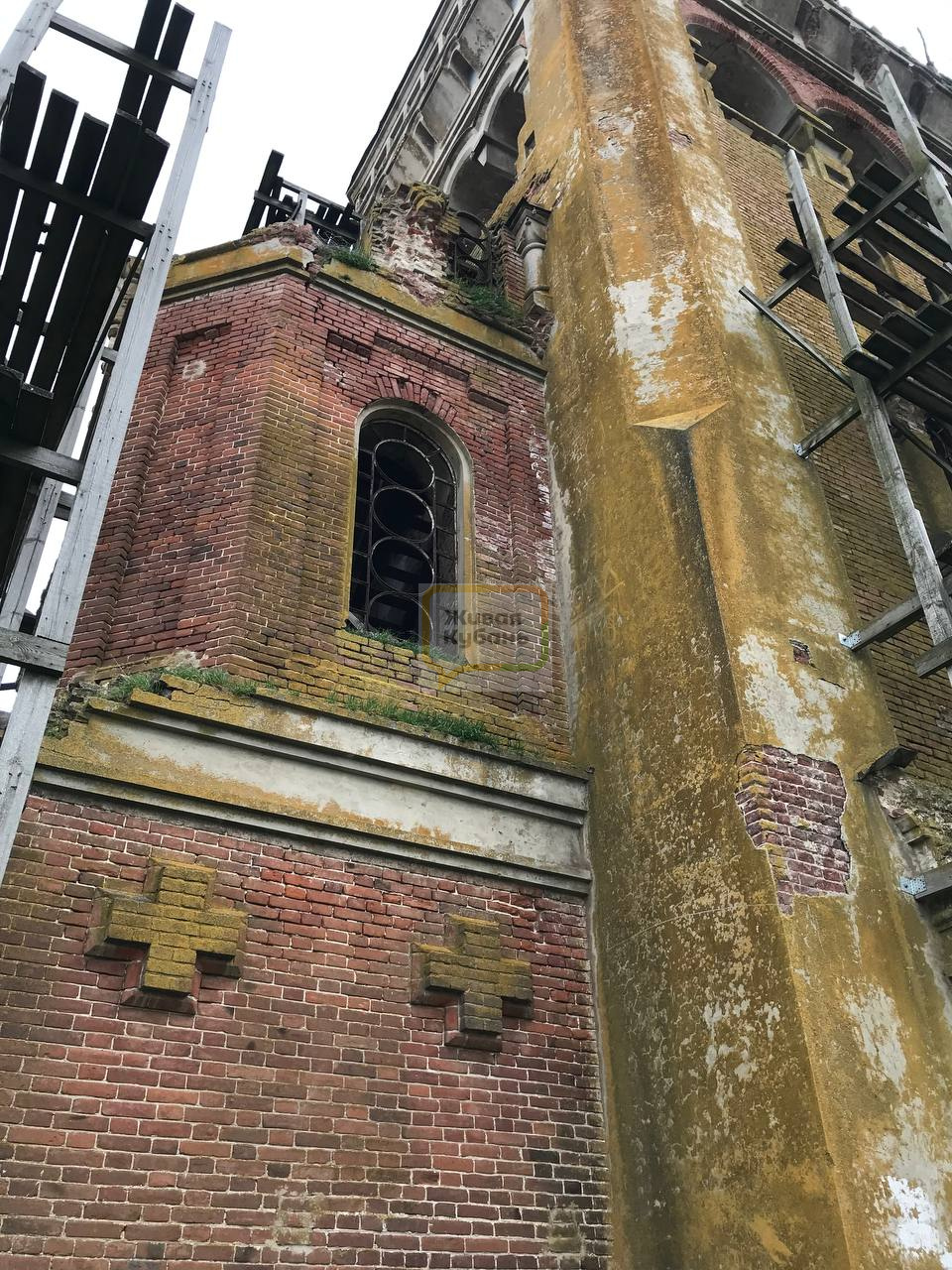 Реставрацию старинной колокольни на Кубани «заморозили», она продолжает разваливаться